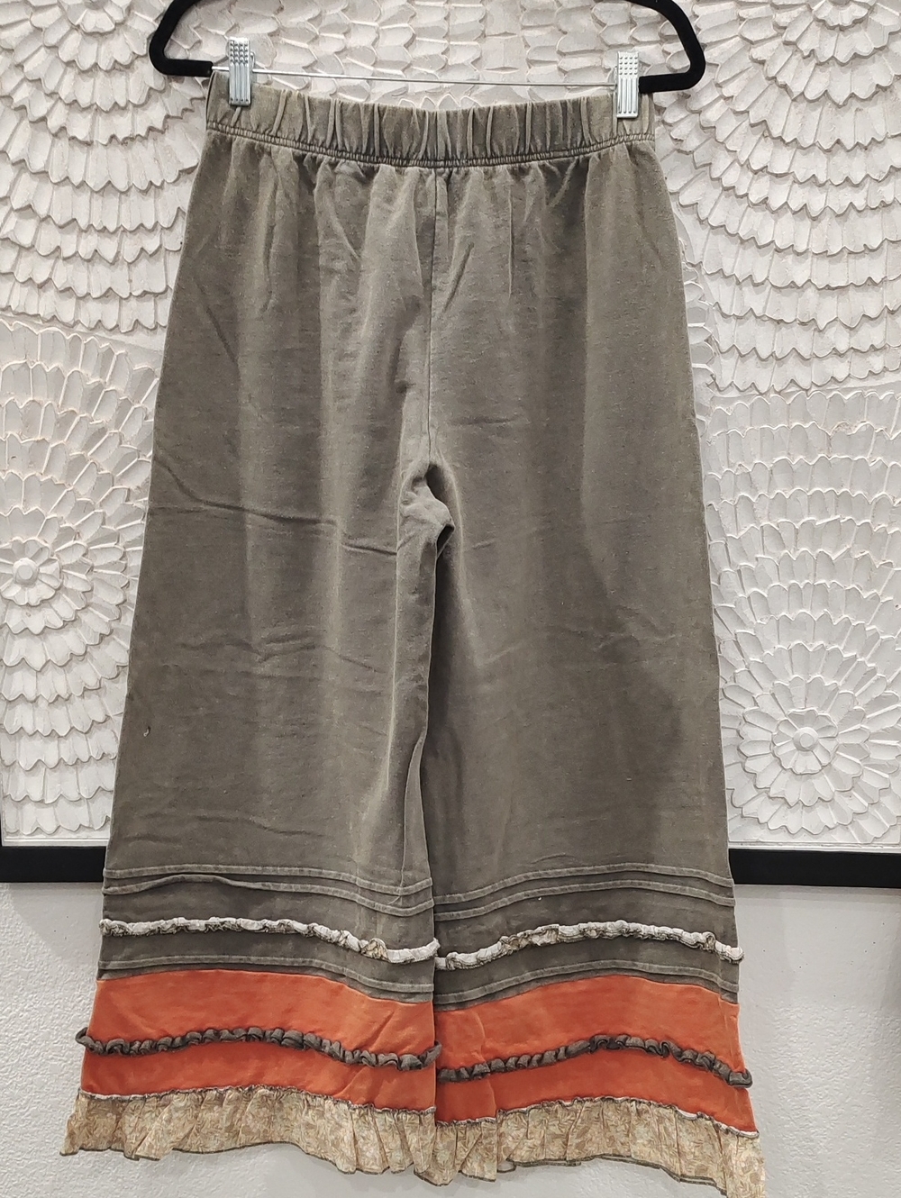 easel Ash Wide-Leg Sweatpants Ruffle & Top with Rust & Cream Accents - Picture 8 of 9